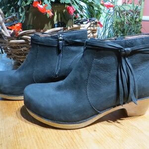 Dansko "Markie" black milled nubuck leather booties EU 39